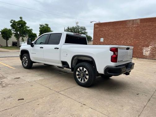 Summit White 2026 Chevrolet Silverado 2500 Custom