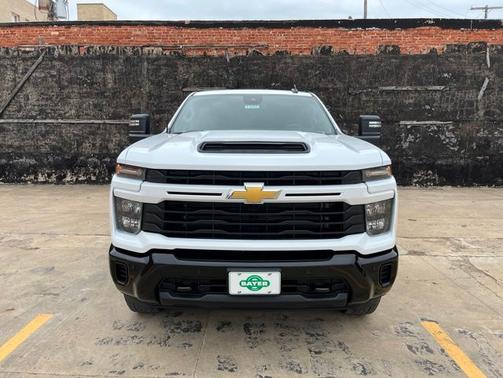 Summit White 2026 Chevrolet Silverado 2500 Custom