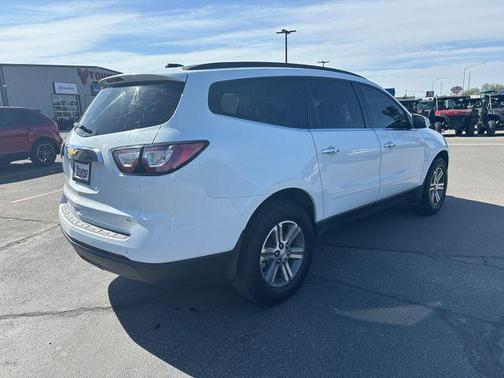 Summit White 2017 Chevrolet Traverse 2LT