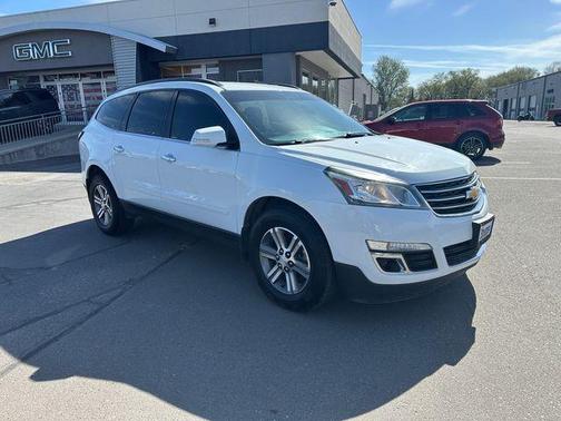 Summit White 2017 Chevrolet Traverse 2LT