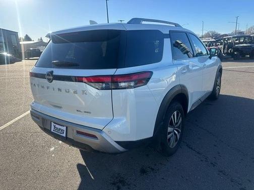 2024 Nissan Pathfinder SL