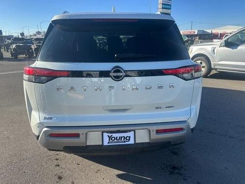 2024 Nissan Pathfinder SL