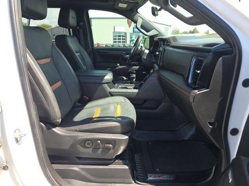 Summit White 2023 GMC Sierra 1500 AT4