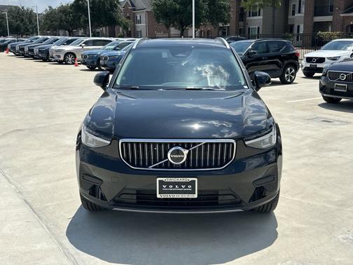 2025 Volvo XC40 B5 Core Bright Theme