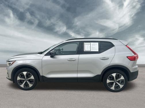 2025 Volvo XC40 B5 Plus Dark Theme