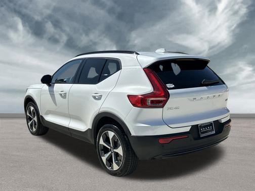 2025 Volvo XC40 B5 Plus Dark Theme