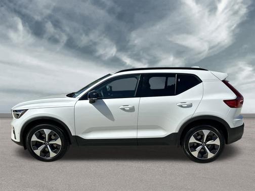 2025 Volvo XC40 B5 Plus Dark Theme