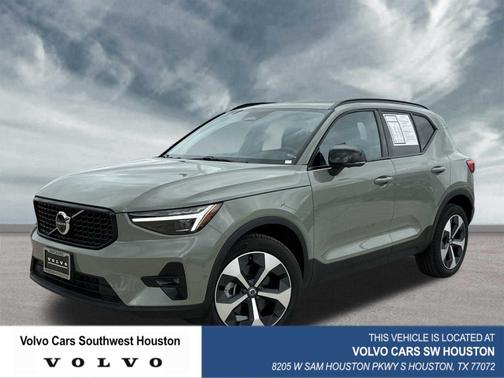 2025 Volvo XC40 B5 Plus Dark Theme