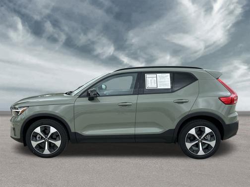 2025 Volvo XC40 B5 Plus Dark Theme