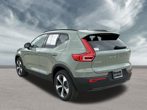 2025 Volvo XC40 B5 Plus Dark Theme