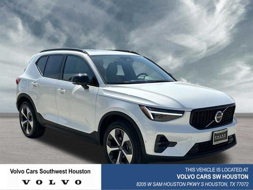 2025 Volvo XC40 B5 Plus Dark Theme