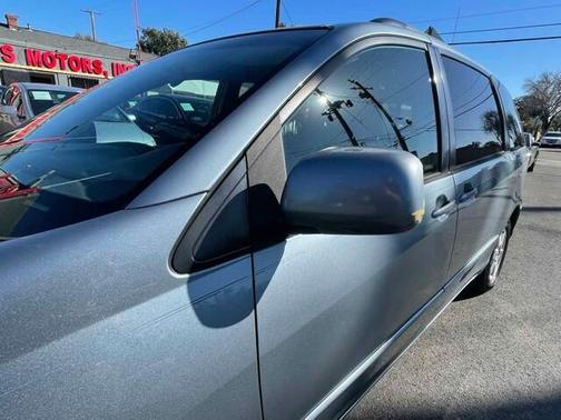 Photo 2 of 67 of 2004 Toyota Sienna XLE