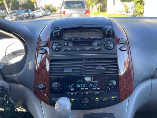 Photo 5 of 67 of 2004 Toyota Sienna XLE