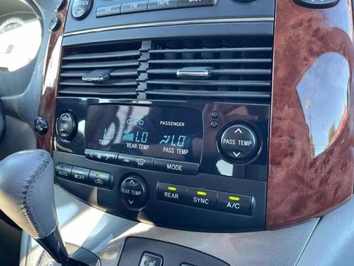 Photo 4 of 67 of 2004 Toyota Sienna XLE
