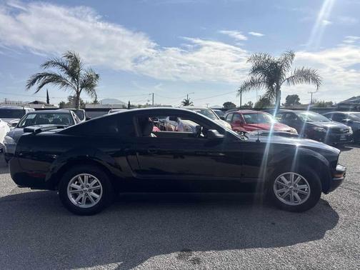 2005 Ford Mustang Deluxe
