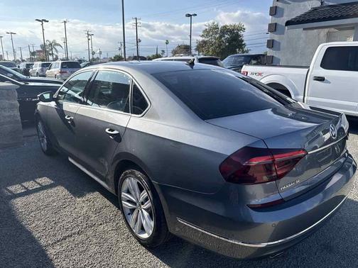 Platinum Gray Metallic 2018 Volkswagen Passat 2.0T SE