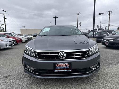 Platinum Gray Metallic 2018 Volkswagen Passat 2.0T SE