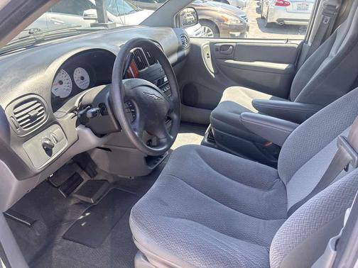 2005 Chrysler Town & Country Base