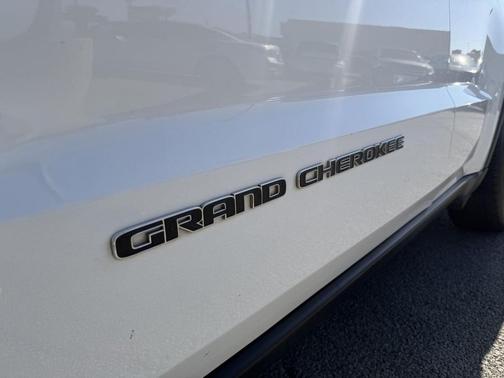 Bright White Clearcoat 2020 Jeep Grand Cherokee Laredo