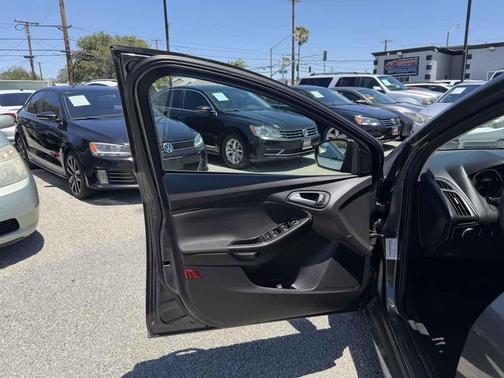 Magnetic Metallic 2018 Ford Focus SE
