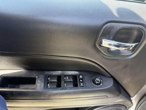 Granite Crystal Metallic Clearcoat 2016 Jeep Patriot Latitude