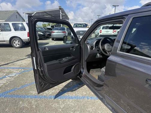 Granite Crystal Metallic Clearcoat 2016 Jeep Patriot Latitude