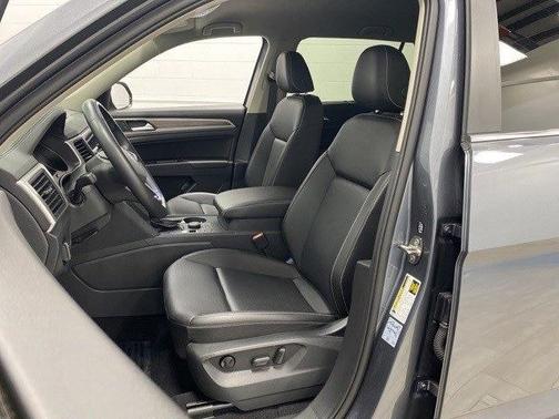 Photo 3 of 37 of 2021 Volkswagen Atlas 3.6L SE w/Technology