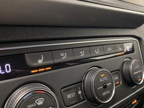 Photo 2 of 37 of 2021 Volkswagen Atlas 3.6L SE w/Technology