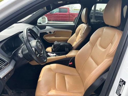 Crystal White Pearl 2017 Volvo XC90 T6 Momentum