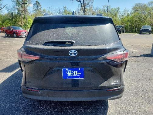 Midnight Black Metallic 2021 Toyota Sienna XLE 7 Passenger
