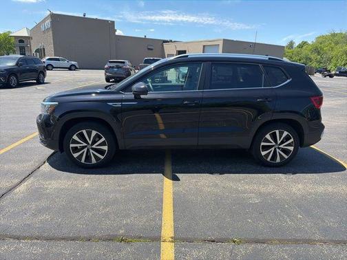 Deep Black Pearl 2022 Volkswagen Taos 1.5T SE