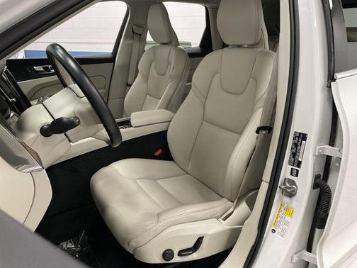 2022 Volvo XC60 B5 Momentum