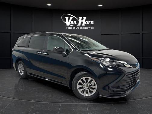 Midnight Black Metallic 2025 Toyota Sienna XLE