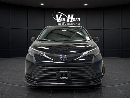 Midnight Black Metallic 2025 Toyota Sienna XLE
