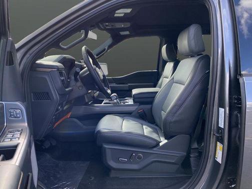 2025 Ford F-150 Lightning LARIAT