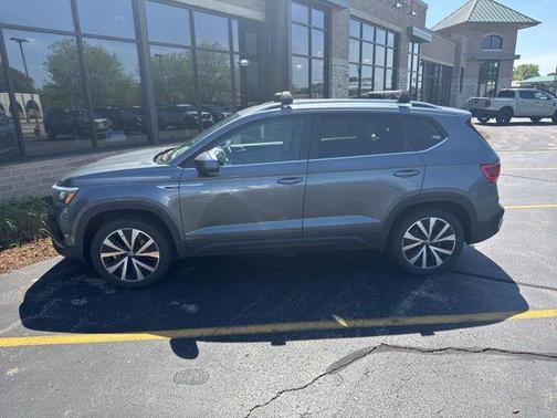 Platinum Gray Metallic 2022 Volkswagen Taos 1.5T SE