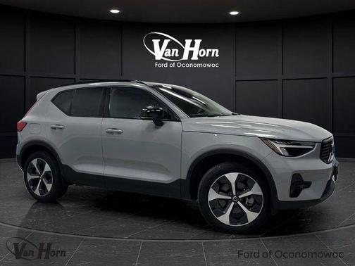 2024 Volvo XC40 B5 Plus Dark Theme
