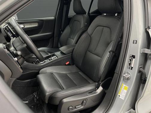 2024 Volvo XC40 B5 Plus Dark Theme