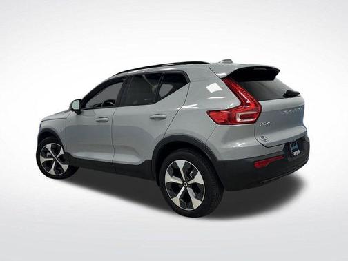2024 Volvo XC40 B5 Plus Dark Theme
