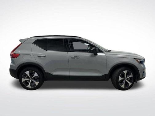 2024 Volvo XC40 B5 Plus Dark Theme