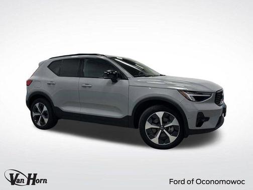 2024 Volvo XC40 B5 Plus Dark Theme
