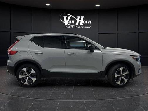 2024 Volvo XC40 B5 Plus Dark Theme