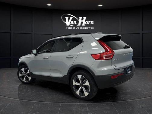 2024 Volvo XC40 B5 Plus Dark Theme