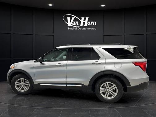 Iconic Silver Metallic 2024 Ford Explorer XLT