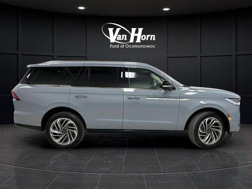 Gray Mist Metallic Tri-Coat 2025 Lincoln Navigator Reserve