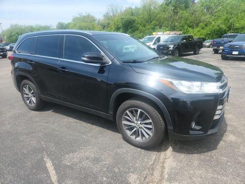 Midnight Black Metallic 2019 Toyota Highlander XLE