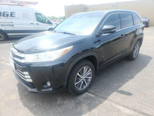 Midnight Black Metallic 2019 Toyota Highlander XLE