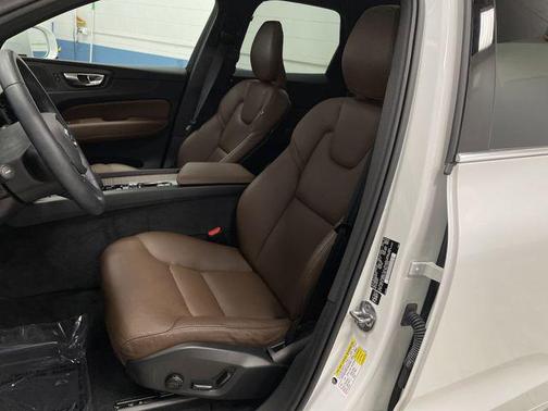 2022 Volvo XC60 Recharge Plug-In Hybrid T8 Inscription Expression