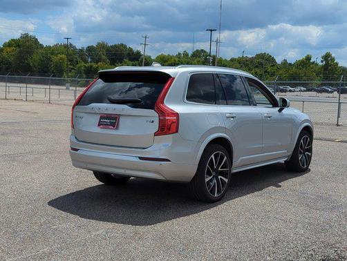 2022 Volvo XC90 T6 Momentum