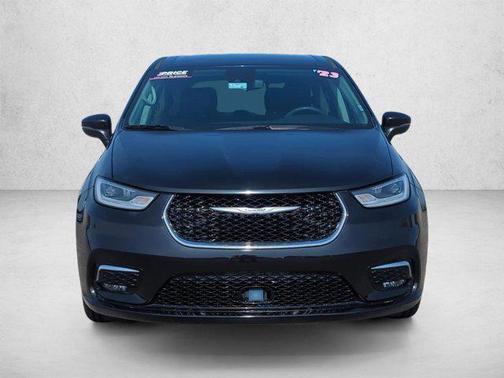 Brilliant Black Crystal Pearlcoat 2023 Chrysler Pacifica Touring L